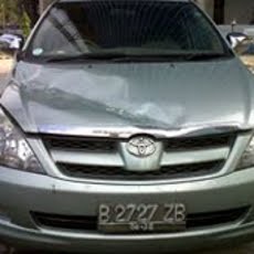 10 Mobil Tertimpa Besi yang Jatuh dari Proyek Gedung di Tanah Abang