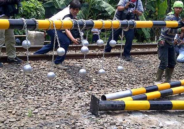Bola Beton Penghalau Atapers KRL Dipasang