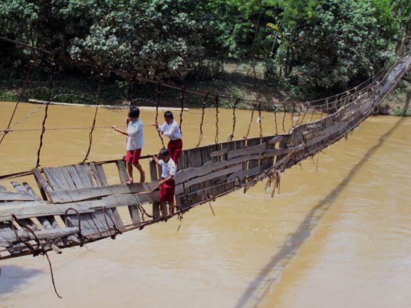 Menantang Maut Demi Sekolah