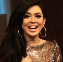 Syahrini Bantah Giginya Copot