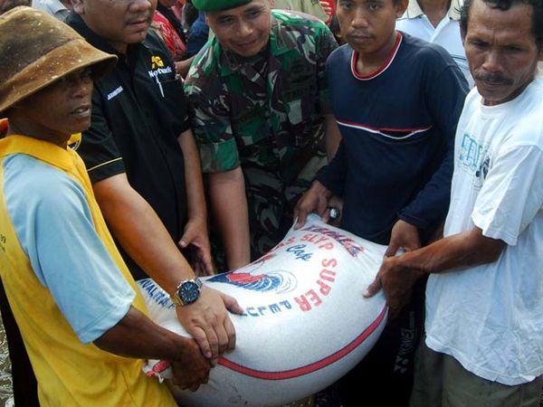 Koban Banjir Serang Terima Bantuan