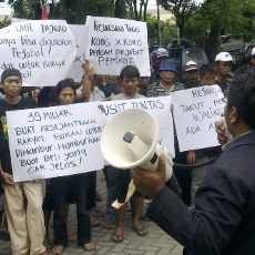 Dinilai Lambat Usut Pembelian Mobil Dinas Pemkot, Kejati Didemo