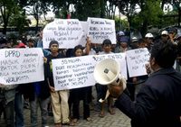 Puluhan Orang Demo Kejati Jatim
