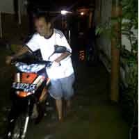 Bengawan Solo Meluap, Warga Evakuasi Harta Benda ke Tempat Aman