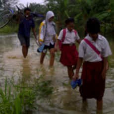 Bengawan Solo Meluap, Warga Beraktivitas di Tengah Banjir