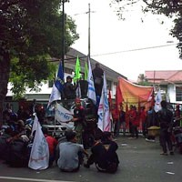 Sidang Korupsi Hakim Imas Dikawal Demo Buruh