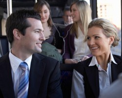 Tips Menarik Perhatian Pria di Transportasi Umum