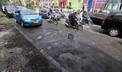Jalan Becek-Berpasir di Depan Citos, Seperti Offroad Saja