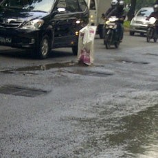 Sudirman Berlubang Parah, Balok Kayu dan Goni pun Jadi Rambu Peringatan