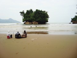 Eksotika Pantai & Air Terjun dalam Satu Lokasi