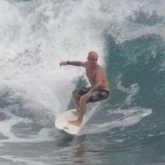 Bule Mulai Berselancar di Pantai Srau, Pacitan