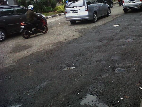 Jalan Rusak di Depan Citos Makan Korban