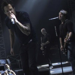 Simple Plan Tutup Konsernya dengan Perfect
