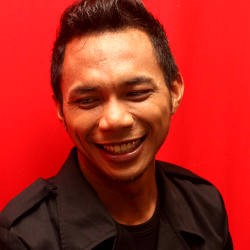 Suka Bergaya Ala Perempuan, Norman Kamaru Dihajar Ayah