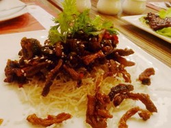 Krenyes Pedas si Belut Goreng Hong Lung