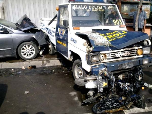 3 Mobil dan 5 Motor Tabrakan Beruntun