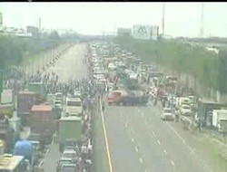 Buruh Blokir Tol Cikampek dan Cikarang Barat