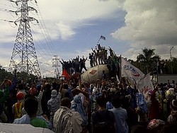 Ratusan Buruh Masih Bertahan di Tol Cikampek, Lalin Masih Macet