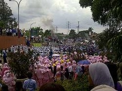 Tol Cikampek KM 31 Dipenuhi Buruh, Lalu Lintas Macet Panjang