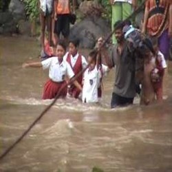 Jembatan Putus, Siswa SD di Garut Harus Nyebrang Sungai untuk Sekolah