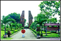 Merasakan Sensasi Majapahit di Balik Gapura Wringin Lawang