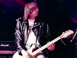 Buku Otobiografi Gitaris The Ramones Terbit April 2012