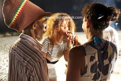 Foto Rihanna Sedang Mengisap Ganja Beredar di Internet