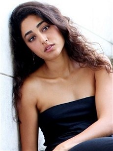 Pose Bugil, Aktris Cantik Dilarang Kembali ke Iran