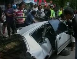 Tabrak Pohon, Honda Civic Terbelah Dua