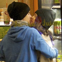 Justin Bieber & Selena Gomez Kepergok Ciuman di Kedai Jus