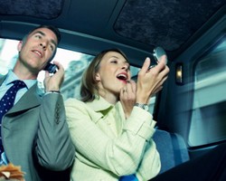 6 Kiat Berdandan di Dalam Mobil