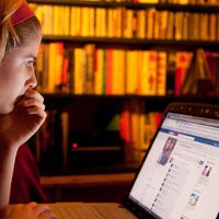 Studi: Terlalu Sering Buka Facebook Bisa Bikin Sedih