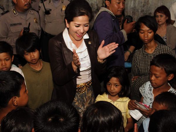 Venna Ajak Penghuni Kolong Jembatan Bernyanyi 