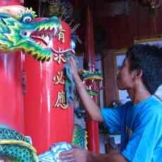 Rupang Dewa Dimandikan Tanda Ritual Jelang Imlek