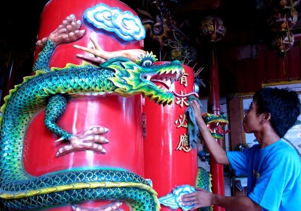 Jelang Imlek, Rupang Dewa Dimandikan