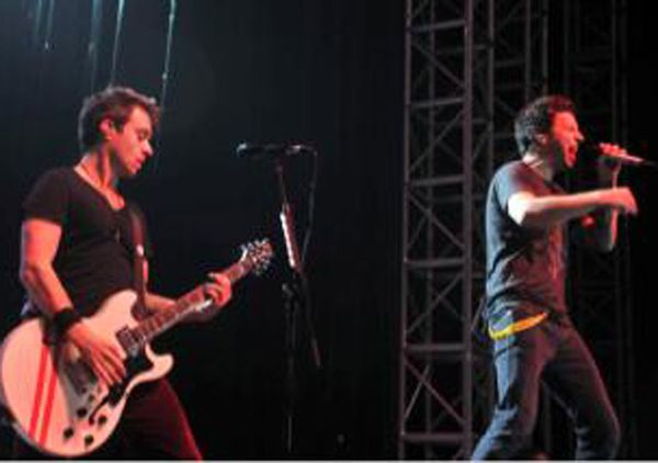 Simple Plan Konser di Kota Pahlawan