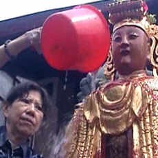 Umat Tri Dharma Gelar Ayak Abu Agar Dapat Berkah