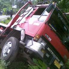 Hindari Biker, Truk Muat 24 Ribu Liter Solar Terguling