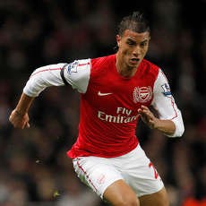 Chamakh Akan Bertahan di Arsenal