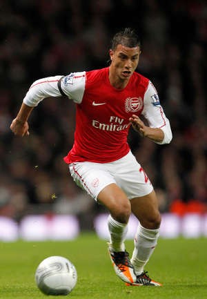 Chamakh Akan Bertahan di Arsenal