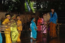 Bermain Angklung yang Mendunia di Saung Angklung Udjo