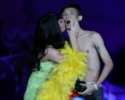 Ciuman Katy Perry ke Fans Indonesia Hebohkan Media Internasional