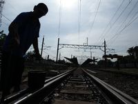 Menjaga Rel KA Agar Tidak Kering