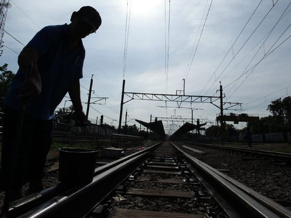 Menjaga Rel KA Agar Tidak Kering