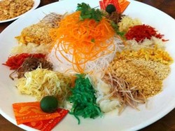 Yee Sang dan Nian Gao Disajikan di Table8