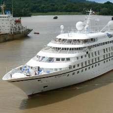 Kapal Pesiar Seaborn Legend Sandar di Tanjung Perak