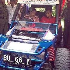 Heryawan Keliling Gedung Sate Pake Komodo dan Buggy Car