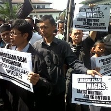 Ratusan Massa HTI Tolak Pembatasan BBM