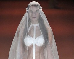 Wow! Seksinya Gaun Pengantin G-String