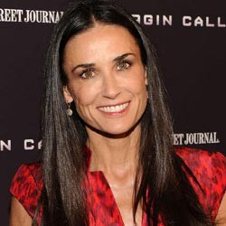 Jennifer Aniston Sarankan Demi Moore Kencan Online